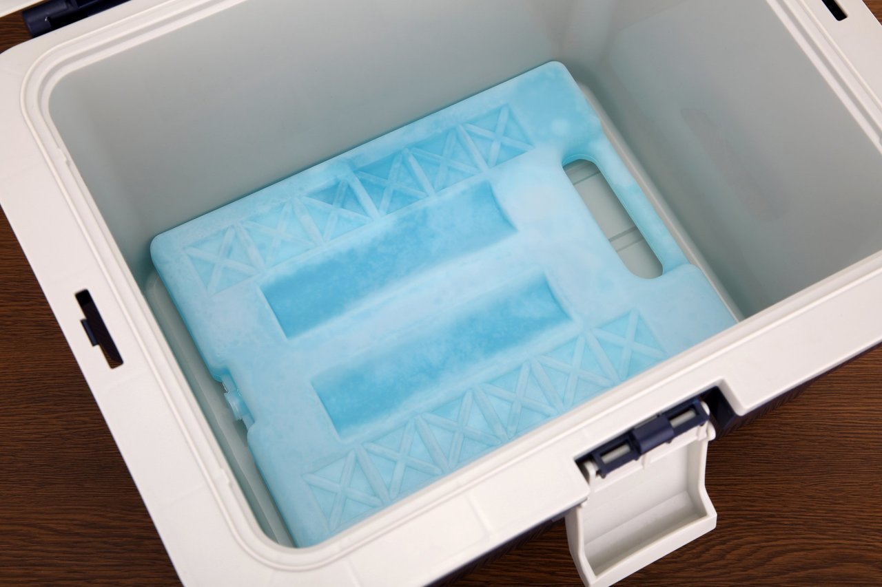 保冷剤とクーラーボックスの写真