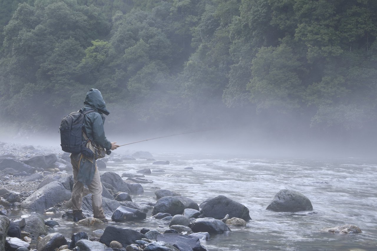 雨の中釣りをする人の写真
