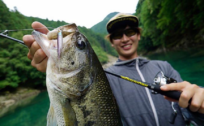 ロッドと魚のアップ写真