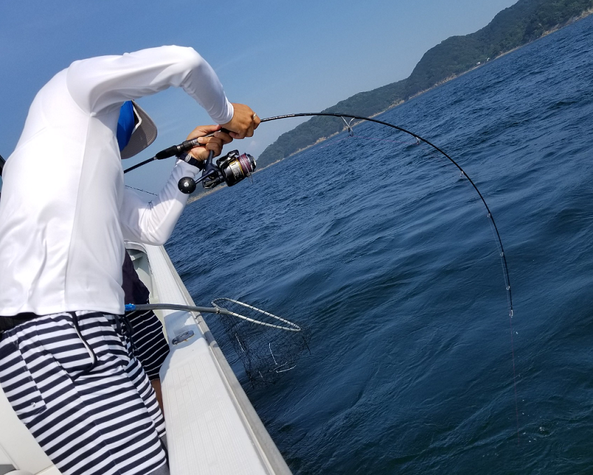 ロッドとアングラーのアップ写真