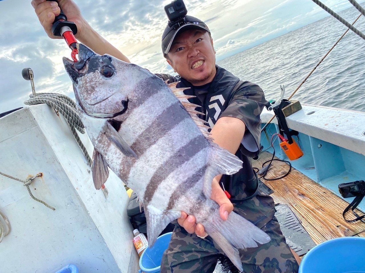 釣り人とイシダイの写真