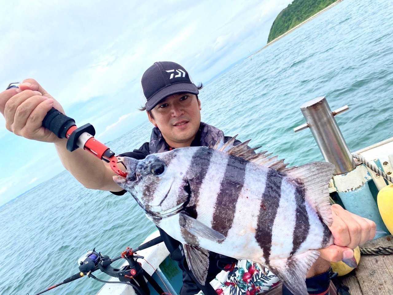 釣り人とイシダイの写真