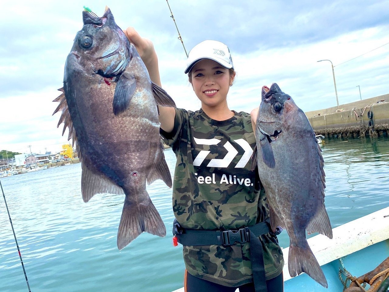 釣り人とイシダイの写真