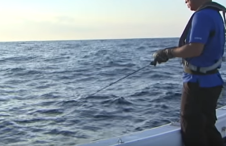 ロッドとアングラーのアップ写真