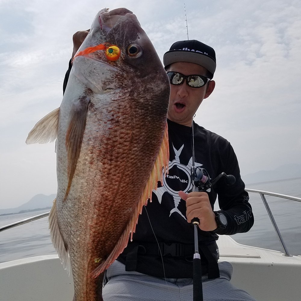 アングラーとマダイの写真