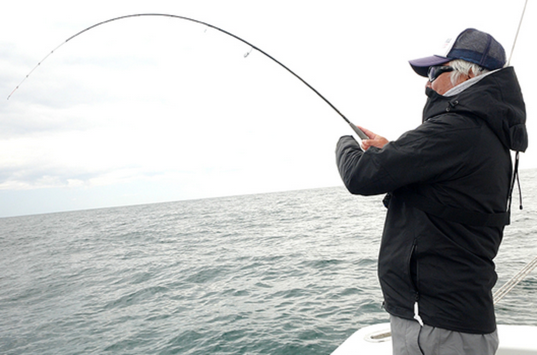 ロッドとアングラーのアップ写真