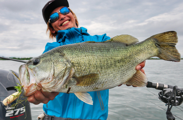 ルアーと魚のアップ写真