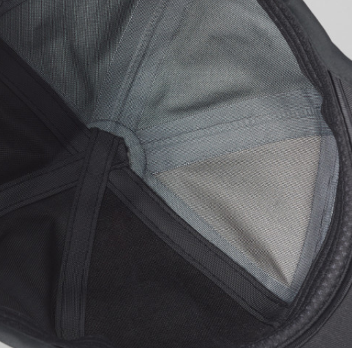 キャップのアップ写真