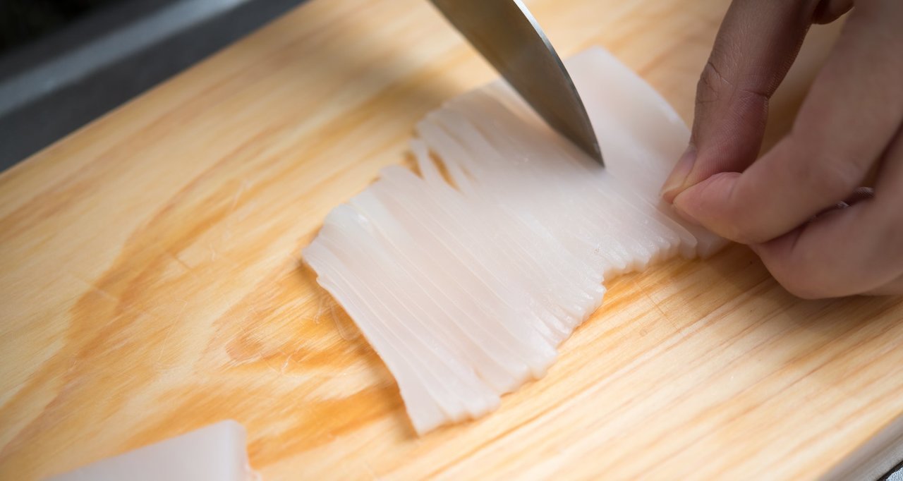 イカをさばく写真