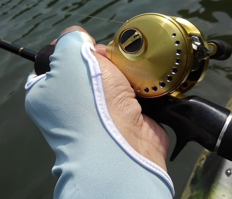 グローブとリールのアップ写真