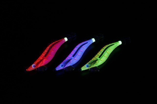 ネオンブライト。ボディが赤・青・緑に発光している。