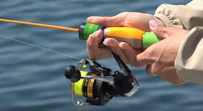 ロッドとリールのアップ写真