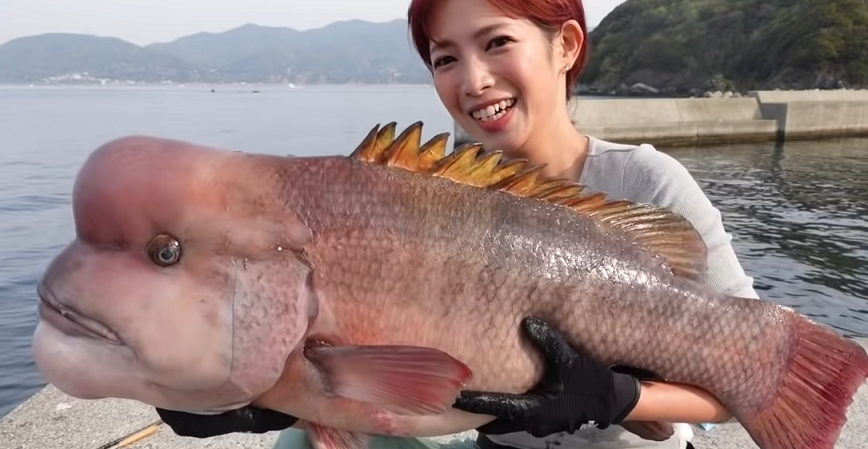 釣りガールと魚のアップ写真