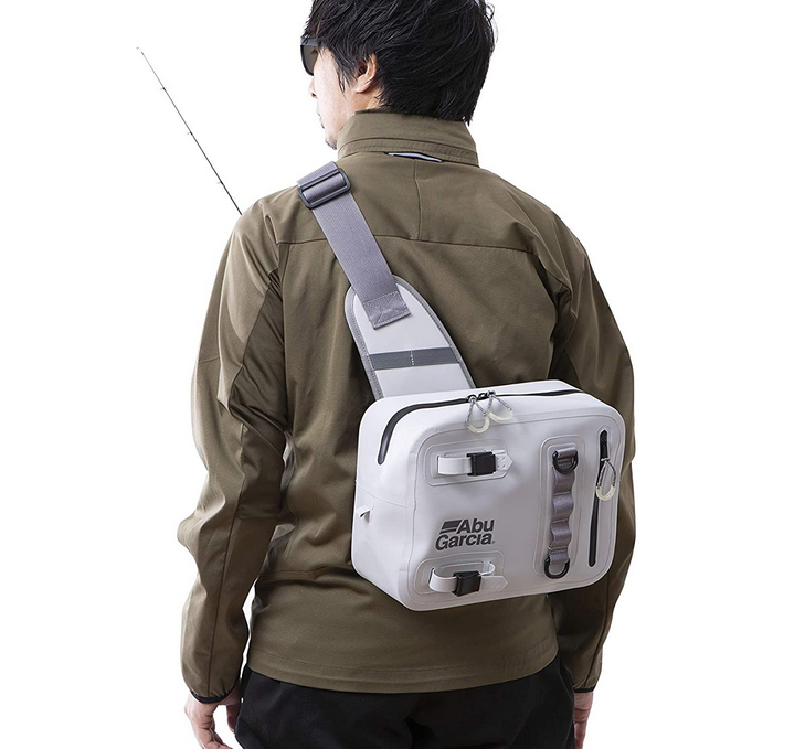 バッグと釣り人のアップ写真