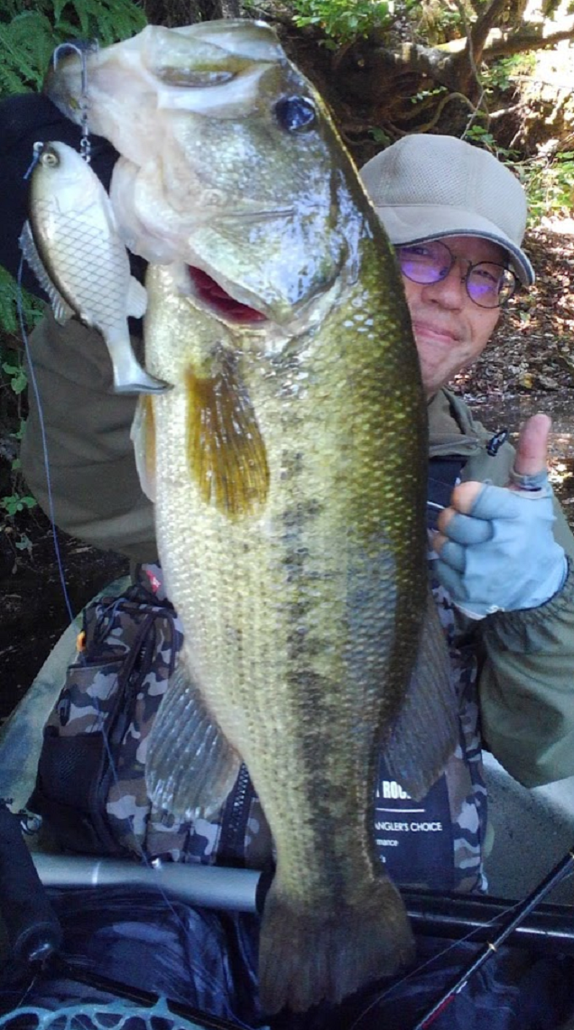 ルアーと魚のアップ写真