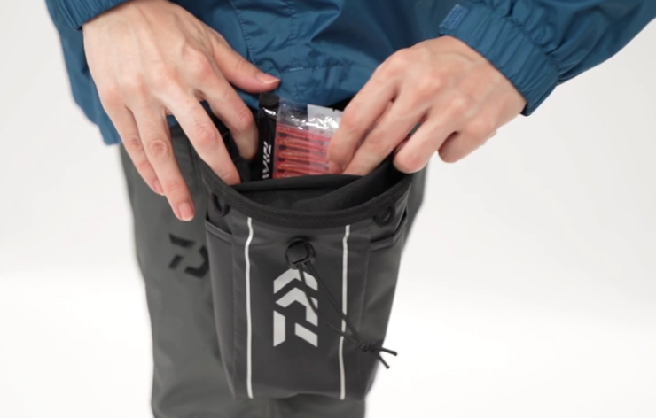 バッグと釣り人のアップ写真