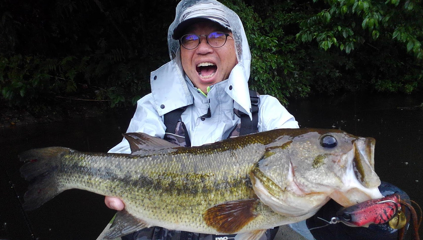 魚と釣り人のアップ写真