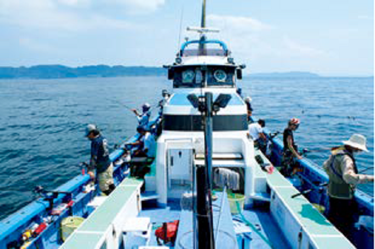 船の上で釣り人たちが竿を下ろしている写真