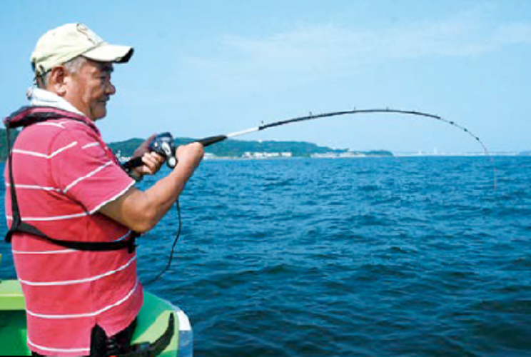 電動リールを使用している男性