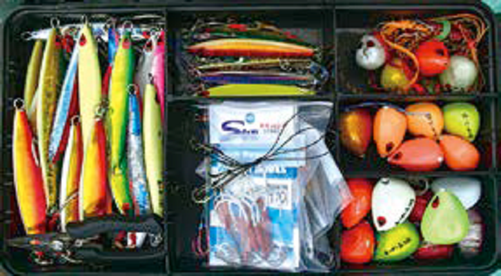 右列がタイラバ （あいや～玉、あいや～玉ハイブリッ ド）、上中がSLJ 用（あいや～じぐ＆ スレンダー）、左がマダイ、青物対応 （あいや～じぐ100～155g、てんぱもん）